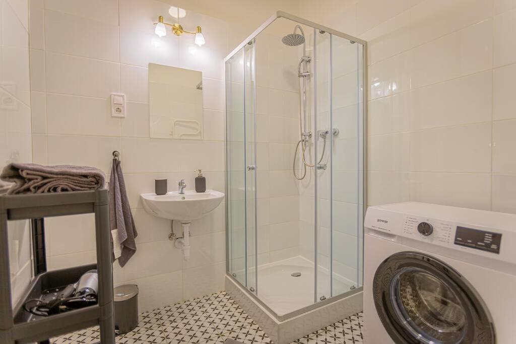 Cute Gallery Flat In Dob Str, Mars Budapeste Exterior foto
